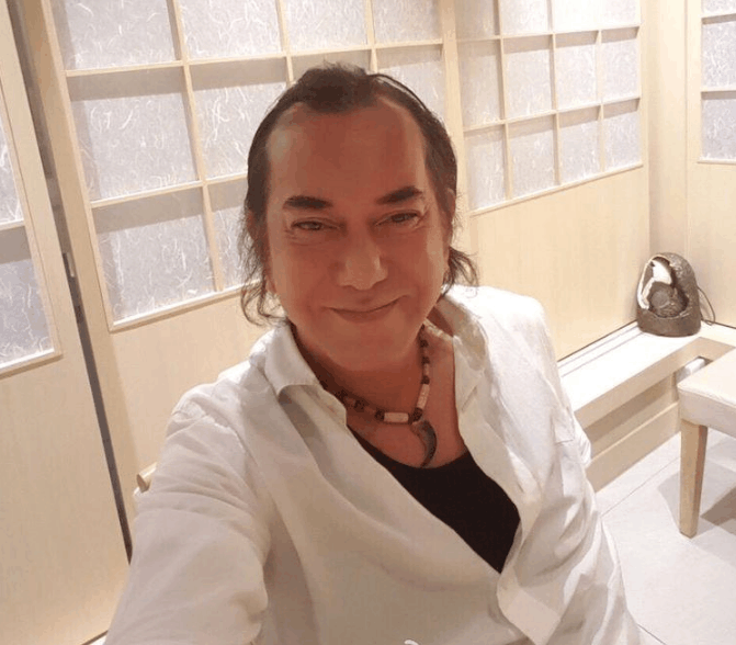 55岁黄秋生近照: 长发飘飘, 曾被称为香港影坛的大毒舌