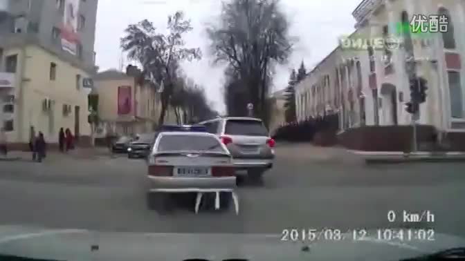 SUV在警车面前加塞，看警察如何死磕违章司机！