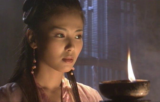在2013年钟汉良版《天龙八部》中,贾青扮演阿朱,剧中阿朱的妹妹阿紫也