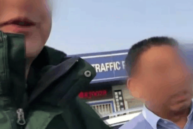 实拍: 美籍华人拿美国驾照在中国开车, 还敢指责