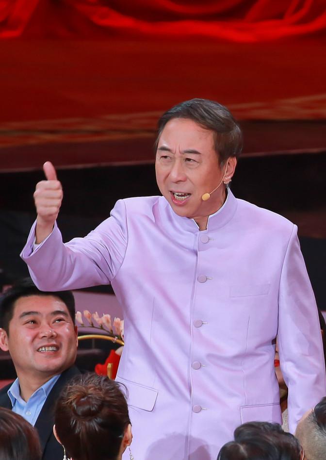 冯氏表情包提前上线 冯巩现身北京录春晚"抖包袱"笑果