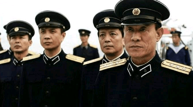 用了50多年的肩章, 2007年, 为何开始用袖章?