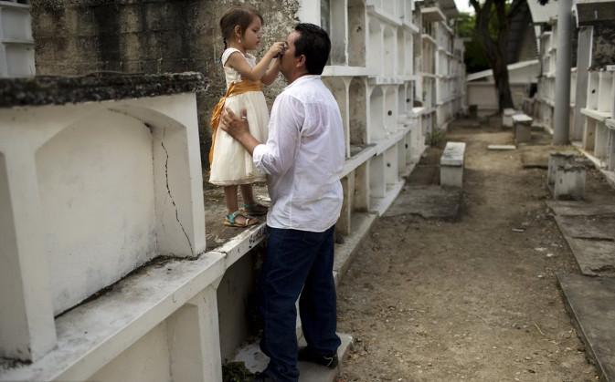 实拍国外父子揪心画面 少年丧父, 中年丧妻, 老