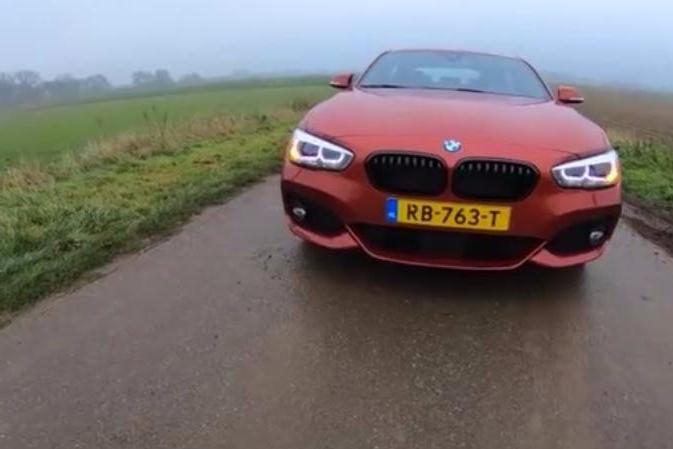 按下2018款宝马1系车钥匙，弹射起步后才知道小钢炮名不虚传