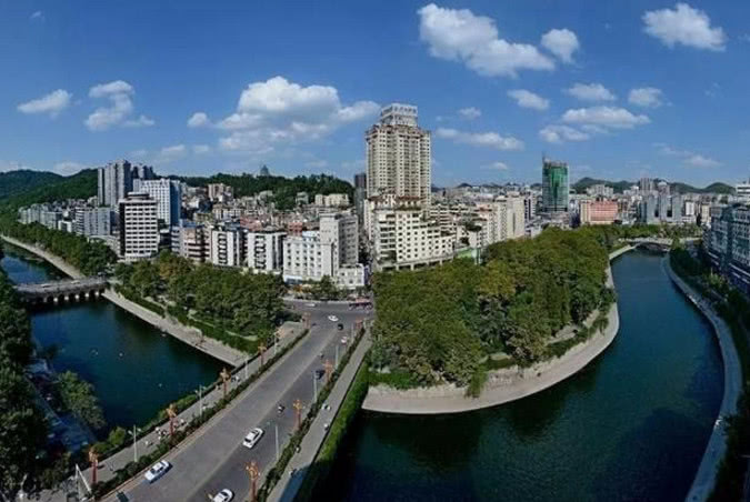 遵义城市不大,但繁华程度相当高,素有"小上海"的称号.