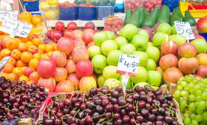 超市员工透露:水果多卖不出去,都是这样处理的,买的人还很多
