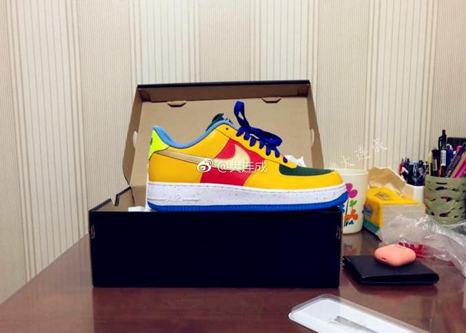 大连小伙花高价定制耐克鞋 上写:我爱大连 感动