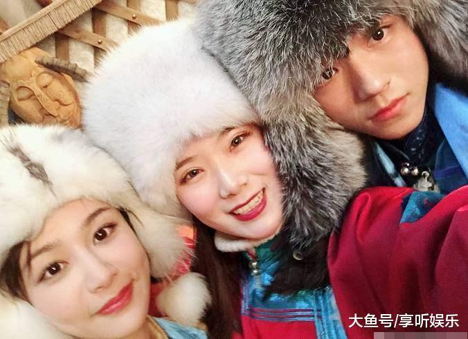 王俊凯撅起小嘴喝水, 喝完还打嗝吐舌头, 超萌