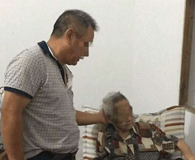 80岁年迈老人每晚被儿子推到马路上睡觉第二天清晨才接回家