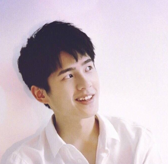 刘昊然白衬衣慵懒写真 帅炸