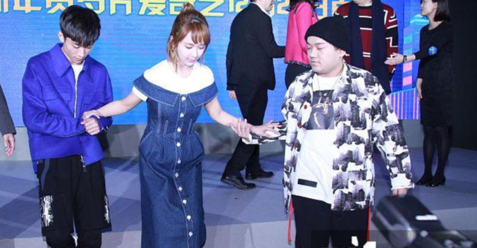 杨紫不会穿高跟鞋你信吗!微博之夜张一山提裙