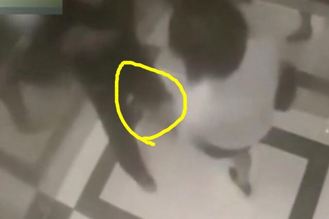 实拍女子作死穿职业装深夜坐电梯, 接下一幕看的我都懵了!