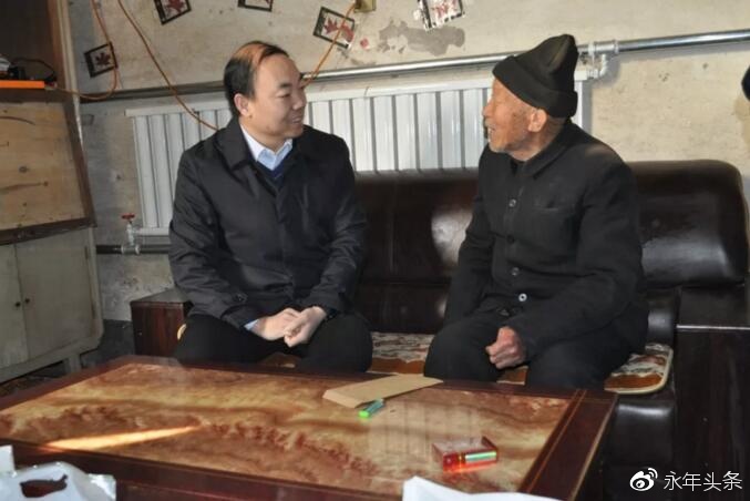殷殷关切情,永年区领导下乡慰问贫困户和老党员