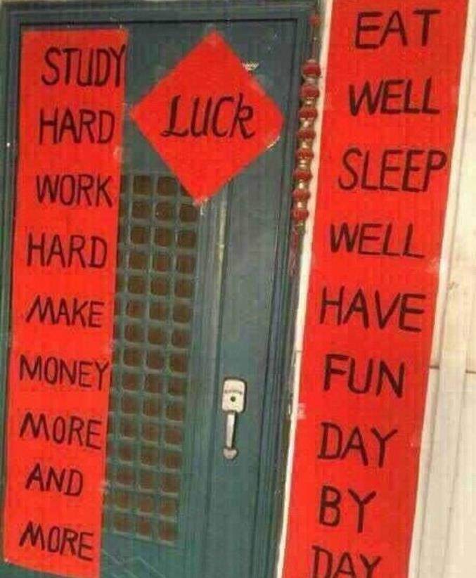 外国人也喜欢在门口贴对联,看着英文的对联有