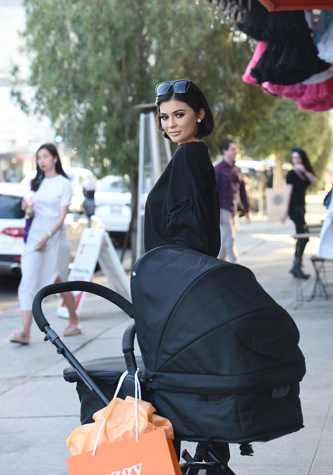 kyliejenner孩子,kyliejenner凯莉 肯豆的小妹凯莉詹娜kyliejenner产后不到十天推着女儿在加州