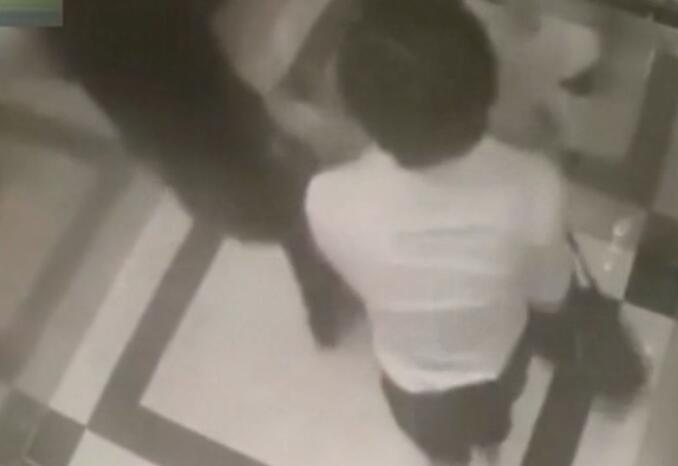 实拍女子作死穿职业装深夜坐电梯, 接下一幕看的我都懵了!