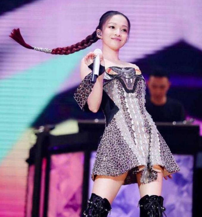 张韶涵分享演唱会美照,引发网友热议:超模的气场!美爆