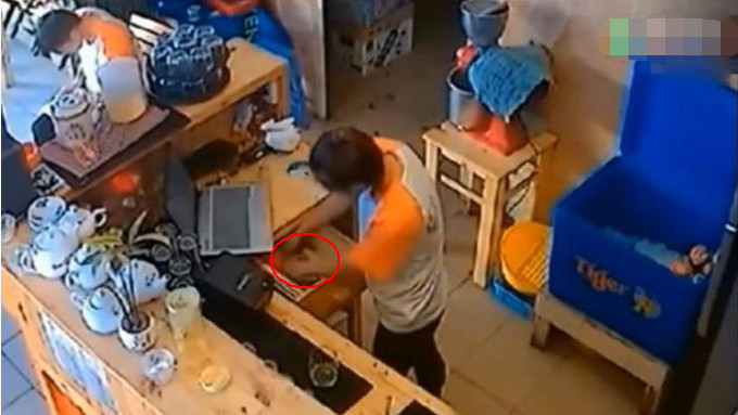 小妹在收银台搞小动作,以为做得神不知鬼不觉,不想都在监控之下