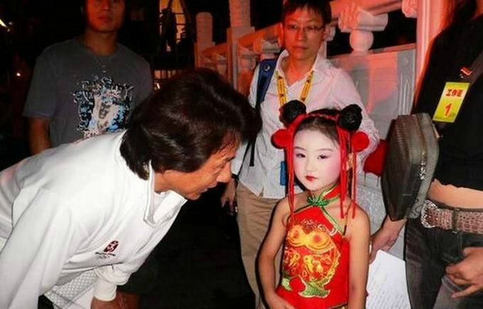 六岁和成龙同台,霍建华夸她像赵丽颖,被吐槽太