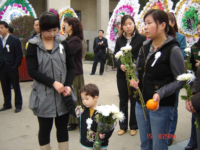 "最美女孩"去世,年仅29岁死因心酸,四次援青,墓地千人