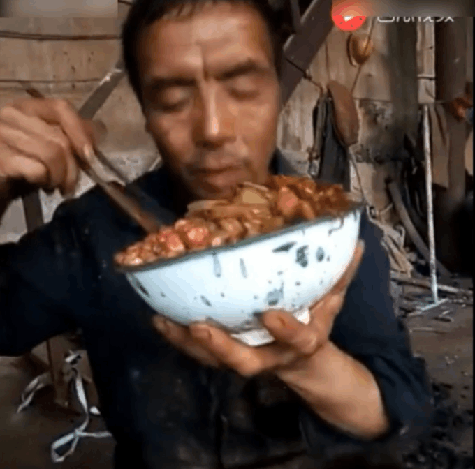 实拍: 男子拿着大碗盛满了饭就开始吃, 网友: 这才是真正的吃播