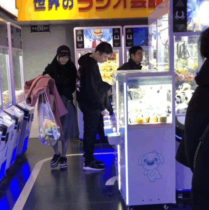 王思聪带新女友佐野雏子商场夹娃娃, 网友: 抛开