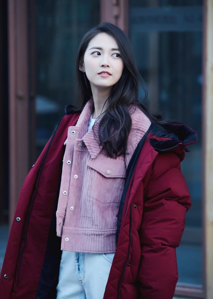 新赵敏扮演者陈钰琪现身街头,网友:仿佛看到了