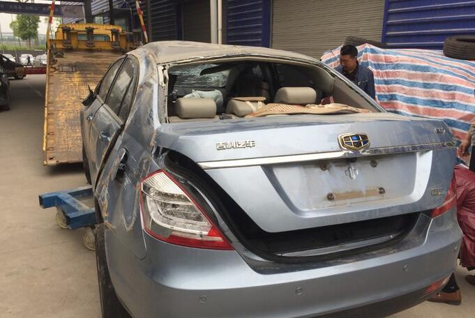 小伙把车借给朋友, 满载5人撞2滚报废, 车主: 真