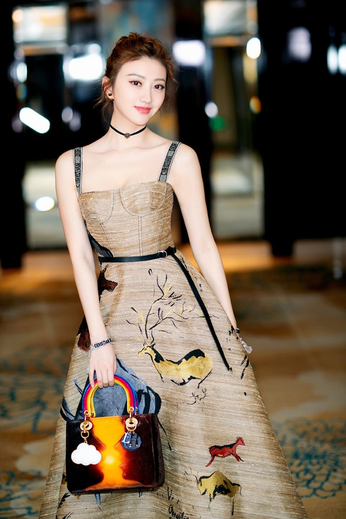 景甜和angelababy出席活动同框合影,谁更女神呢?