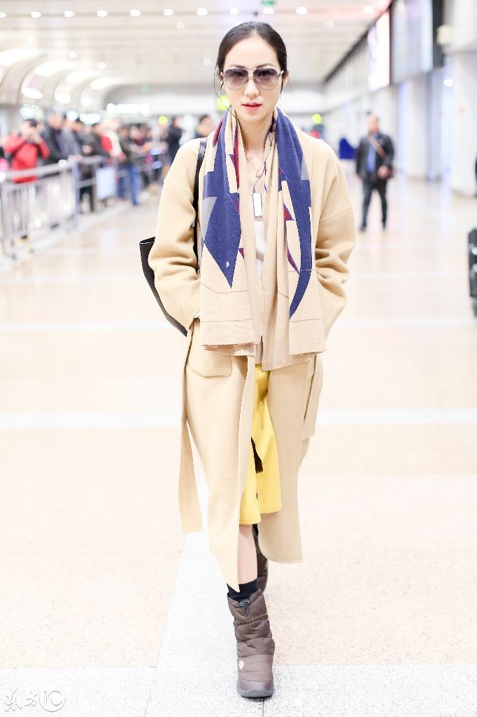 今天韩雪现身北京机场,外套里边套裙子,网友:鞋