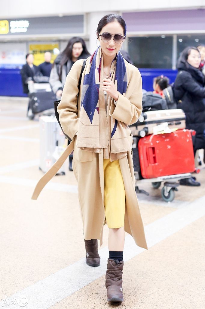 今天韩雪现身北京机场,外套里边套裙子,网友:鞋