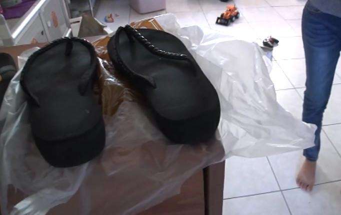 拖鞋沾满不明液体, 男子传短信称: 你脚趾的位置我都舔过