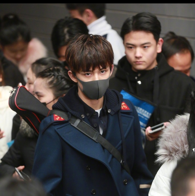 吴磊北电复试 身背竞赛器械表演舞剑 现场人