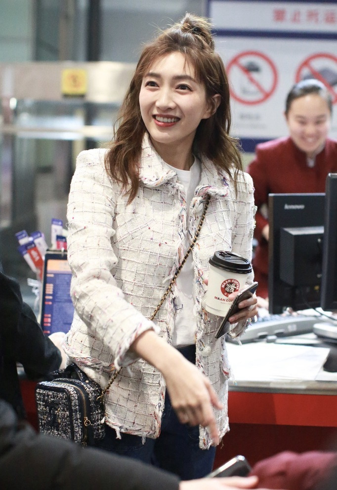 刘诗诗江疏影仅相差一岁，同穿小香风外套，哪个气质女神更美?