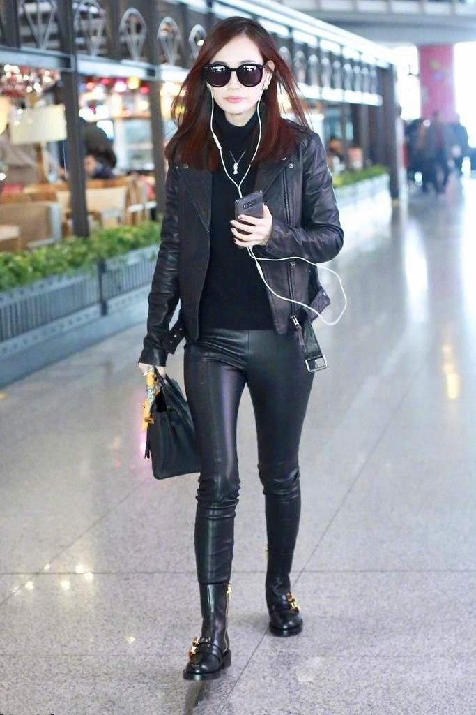 马蓉高调亮相机场玩街拍,网友:这55分的身材也