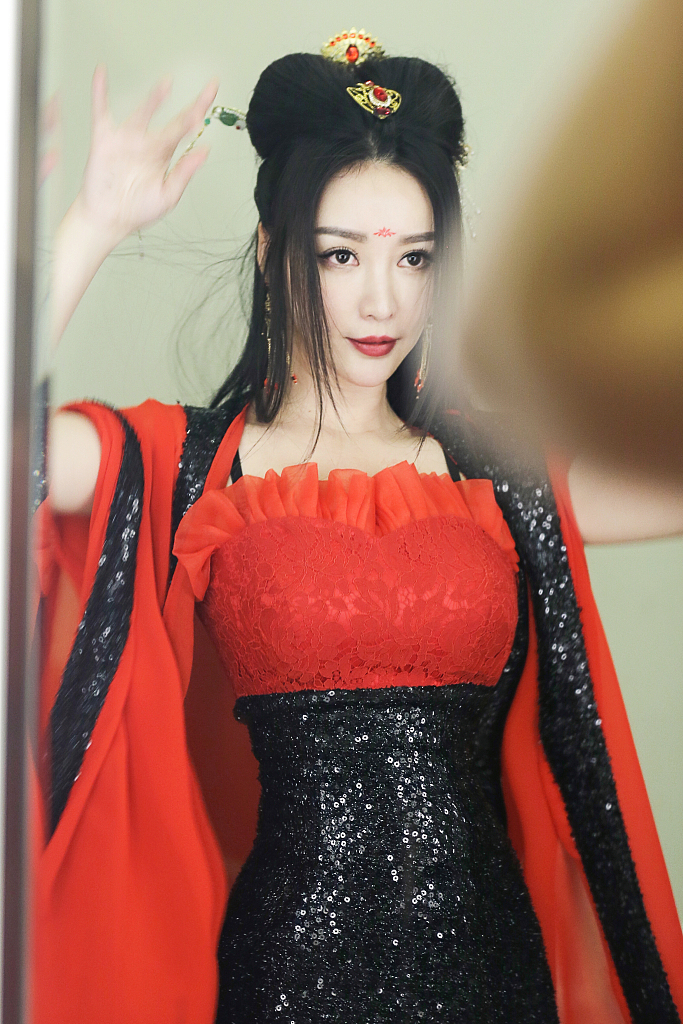 柳岩变身古装歌姬热舞贺年 与沈腾、蔡少芬组