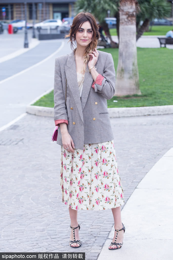利女星米莱姆·里昂出席活动 碎花长裙搭配灰