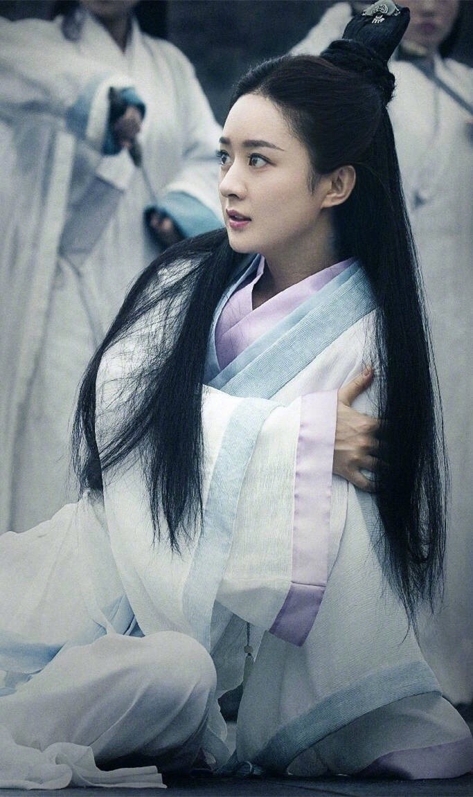 赵丽颖一组古装造型美照,白色衣衫,长发飘飘的太美了