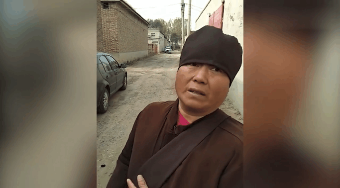 假尼姑被抓到骗钱 被村里巡逻队问话 网友: 男女不分吗?