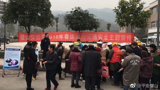 山交巡警深入事故多发路段开展交通安全主题宣