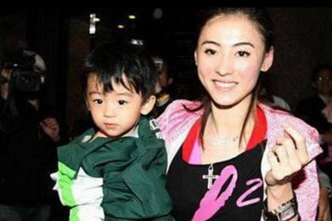 张柏芝深夜带孩子看望谢贤,遭谢霆锋怒斥:要知