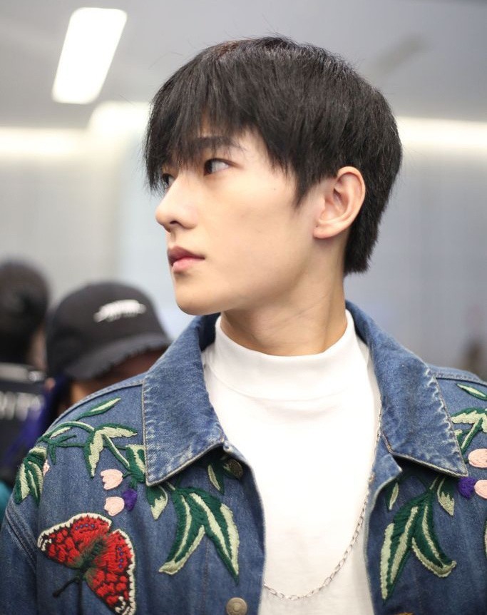 杨洋盐系少年现身机场 刺绣牛仔外套阳光帅气