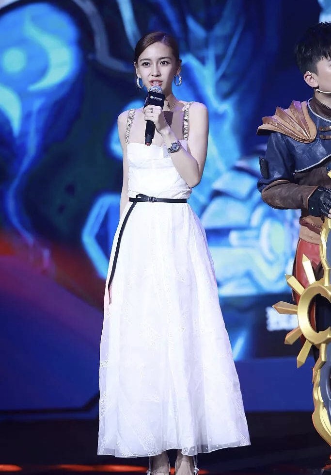 杨颖身穿迪奥礼服,招牌式穿搭,选她当品牌大使