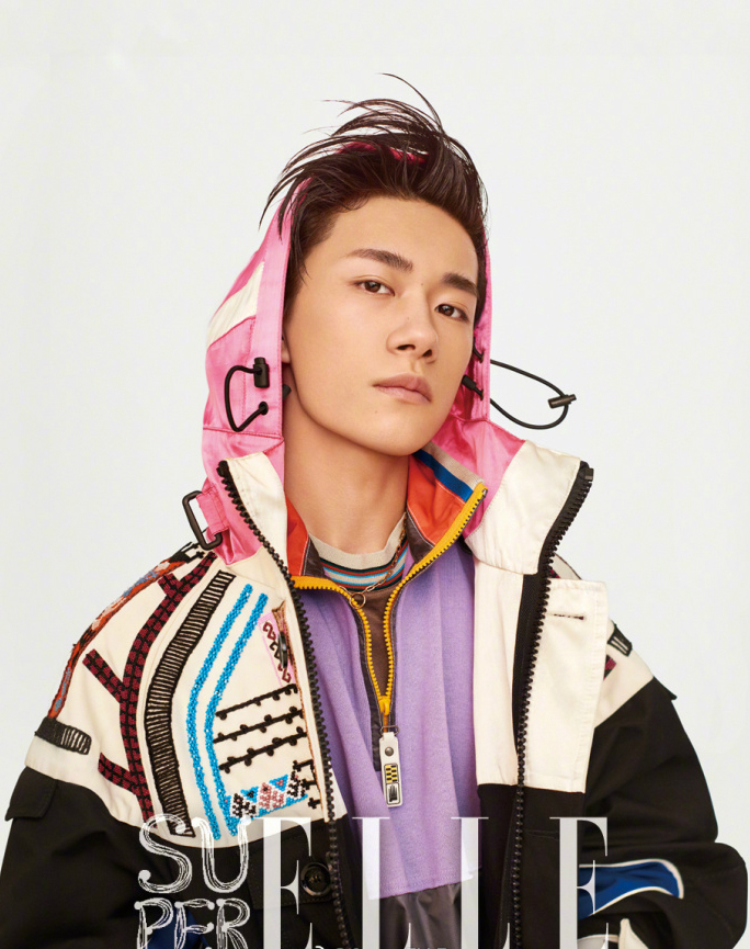 易烊千玺2018春季时尚杂志封面大片,大背头造型露全额头英气十足