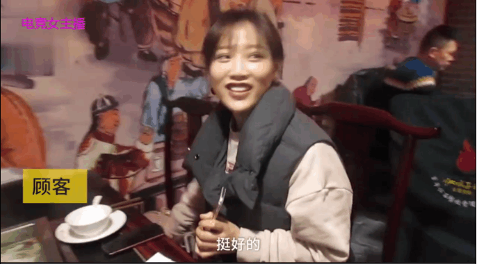 实拍: 火锅店女服务员穿泳装为顾客服务, 老板: 让寒冬变暖