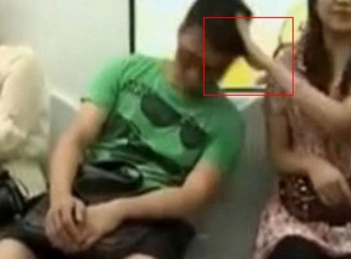 男子地铁上假装睡着，头慢慢偏向女乘客肩部，下一秒尴尬至极