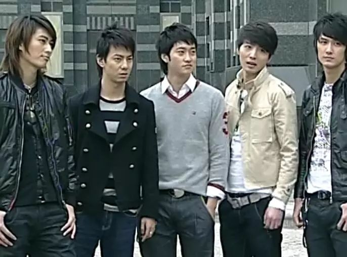 铠甲勇士一队和二队实力对比,除了黑犀侠二队其他被吊打!