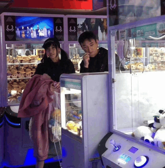 王思聪带新女友佐野雏子商场夹娃娃, 网友: 抛开