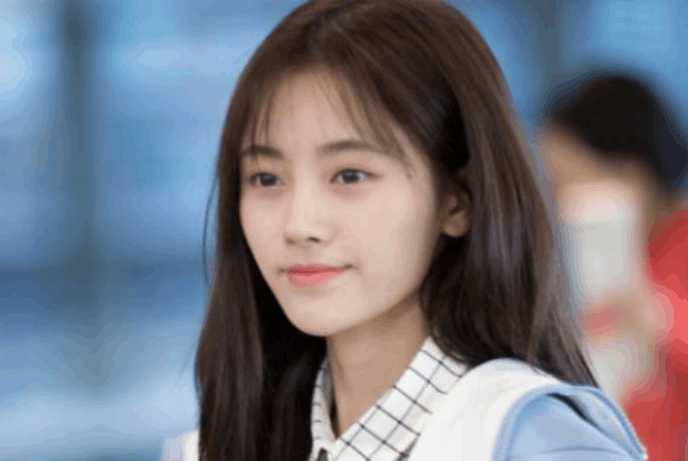 鞠婧祎机场素颜照,不愧是四千年美女,眼尖的网友却说:摆拍的