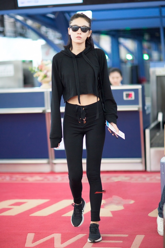 看了张蓝心的腿,男人都要怀疑人生,网友:这腿是真的撩